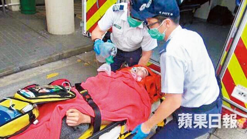 去年5月11日，疑犯林永春被發現在警署懷疑上吊，送院證實不治。案發後有人拍到秀茂坪警署羈留室外有多台電腦，地下有一條藍色LAN線（箭嘴示），未知是否有關。資料圖片