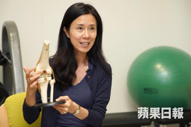 註冊物理治療師黃潔怡表示,筋縮是指筋腱萎縮,可出現在筋腱或肌肉,多見於缺乏運動、姿勢不良或年紀大的人士。 註冊物理治療師黃潔怡表示,筋縮是指筋腱萎縮,可出現在筋腱或肌肉,多見於缺乏運動、姿勢不良或年紀大的人士。