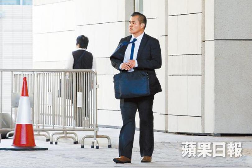 警員林偉榮早前承認箍頸是不合法武力，但強調是不情願下發生。資料圖片死者遺孀（右）及兩名女兒昨到庭聽取死因庭裁決。謝榮耀攝