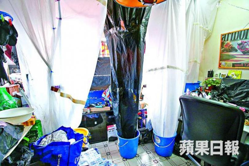 陳太天台屋客廳天花漏水,須放置膠桶陣接水。張志華攝 陳太天台屋客廳天花漏水,須放置膠桶陣接水。張志華攝