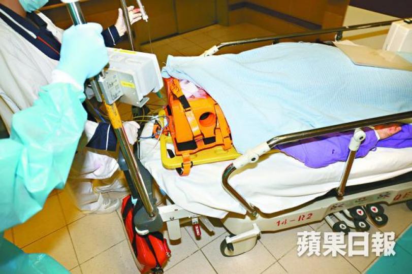 頭及手受傷陷昏迷的士司機送院。4名乘客分別因頭、手及頸被打傷送院診治。 頭及手受傷陷昏迷的士司機送院。4名乘客分別因頭、手及頸被打傷送院診治。