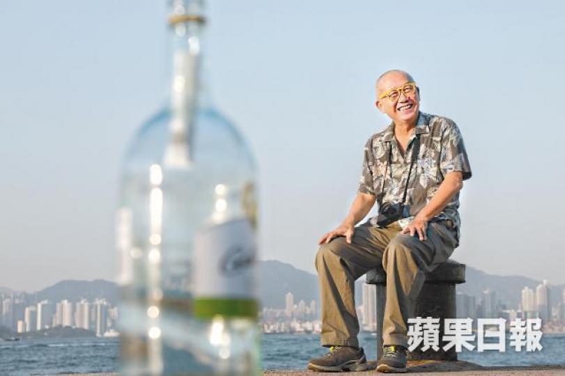 70年代從法國回港,喜愛街頭拍攝。走進中國發掘影像寶藏。在香港窄巷中記錄終將逝去的舊樓風貌。為大館這座殖民地歷史建築群作紀錄。 70年代從法國回港,喜愛街頭拍攝。走進中國發掘影像寶藏。在香港窄巷中記錄終將逝去的舊樓風貌。為大館這座殖民地歷史建築群作紀錄。