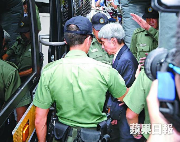 陳鉅源2016年申請保釋被駁回,須回監獄服刑。2014年,陳鉅源就新地案出席審訊。 陳鉅源2016年申請保釋被駁回,須回監獄服刑。2014年,陳鉅源就新地案出席審訊。