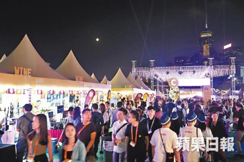第10屆美酒佳餚巡禮昨晚揭幕,吸引大批市民入場。易仰民攝女士品酒之餘不忘留影。無人機昨於維港夜空表演,拼砌出代表美酒節的「W&D」字樣。 第10屆美酒佳餚巡禮昨晚揭幕,吸引大批市民入場。易仰民攝女士品酒之餘不忘留影。無人機昨於維港夜空表演,拼砌出代表美酒節的「W&D」字樣。