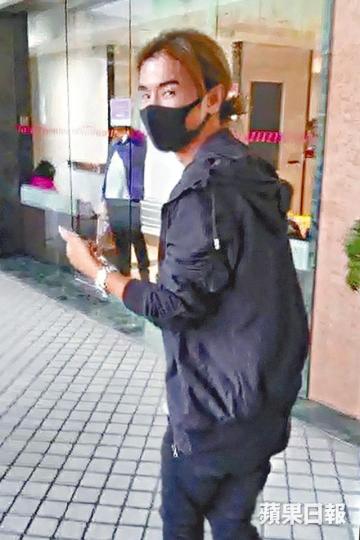 黃翊昨日到養和醫院探望太太陳存正,表示太太已離開深切治療部。 黃翊昨日到養和醫院探望太太陳存正,表示太太已離開深切治療部。