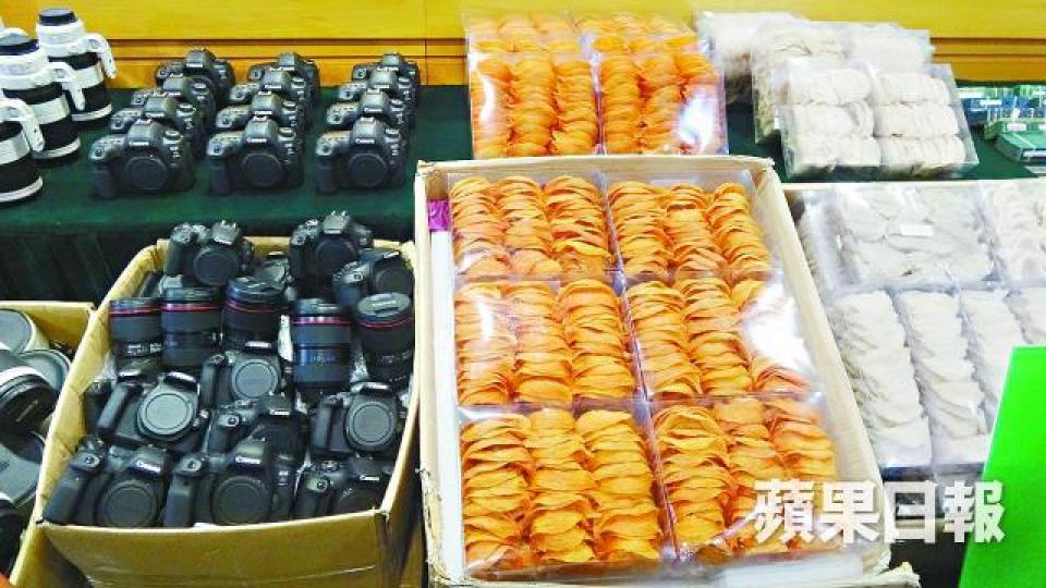 涉案走私貨品包括大批Canon相機鏡頭及燕窩。 涉案走私貨品包括大批Canon相機鏡頭及燕窩。