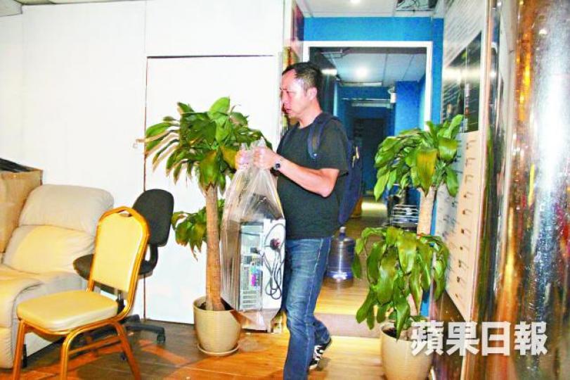 警方在百家樂賭檔撿走電腦等證物。鄭文輝攝 警方在百家樂賭檔撿走電腦等證物。鄭文輝攝