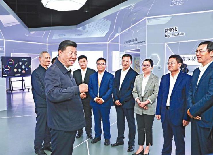 10月24日習近平考察廣州明珞汽車裝備公司,與企業負責人交談。新華社 10月24日習近平考察廣州明珞汽車裝備公司,與企業負責人交談。新華社
