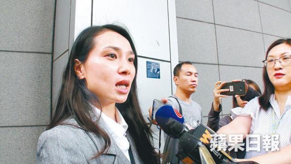 商罪科高級督察周穎嘉提醒市民勿向他人透露戶口密碼。胡恩宏攝其中一名騙徒被探員蒙頭押走調查。 商罪科高級督察周穎嘉提醒市民勿向他人透露戶口密碼。胡恩宏攝其中一名騙徒被探員蒙頭押走調查。