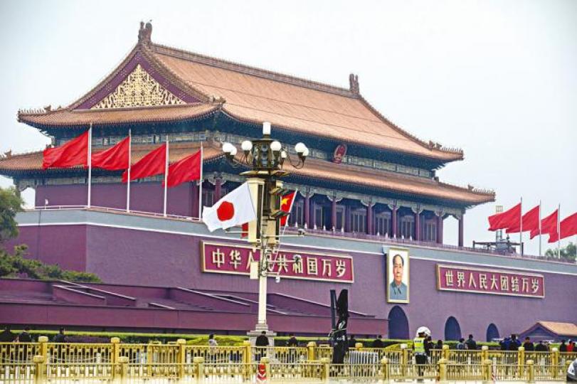 天安門前長安街昨掛出日本國旗,多年來罕見。 天安門前長安街昨掛出日本國旗,多年來罕見。