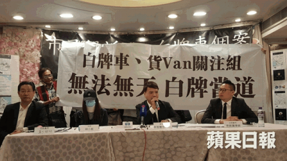 關注組發言人林智聰(右)昨播錄音,指懷有身孕的林小姐(右三)上月乘坐Uber發生意外,險致流產。張文鈴攝 關注組發言人林智聰(右)昨播錄音,指懷有身孕的林小姐(右三)上月乘坐Uber發生意外,險致流產。張文鈴攝