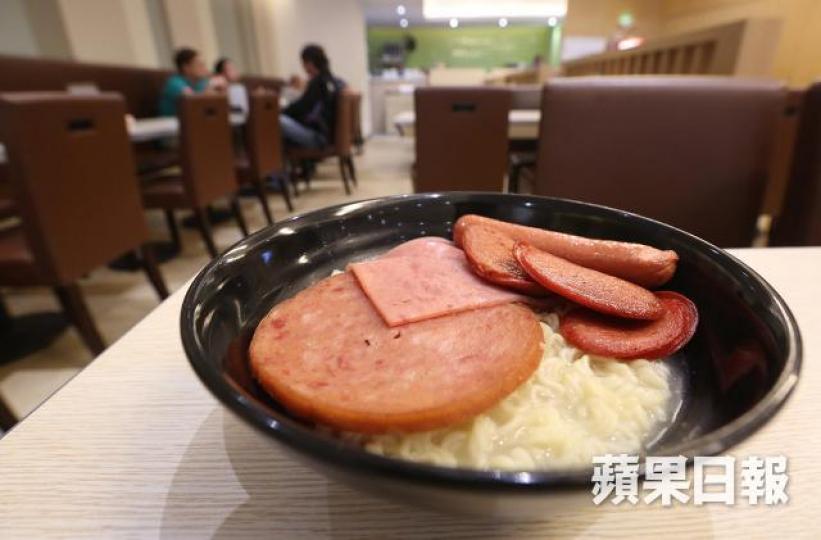 世衛組織將火腿及香腸等加工食品列為「一級致癌物」，教育界是否應該要求政府禁止學生食用？　資料圖片