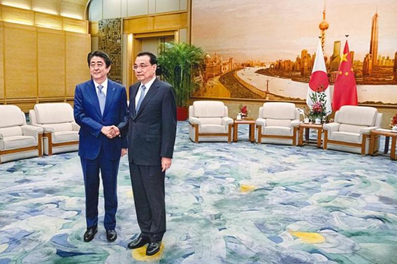 中國總理李克強昨在人民大會堂會見安倍,但木無表情。 中國總理李克強昨在人民大會堂會見安倍,但木無表情。