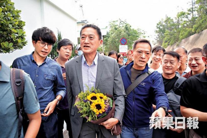 朱經緯獲支持者築起人牆護送離開。 朱經緯獲支持者築起人牆護送離開。