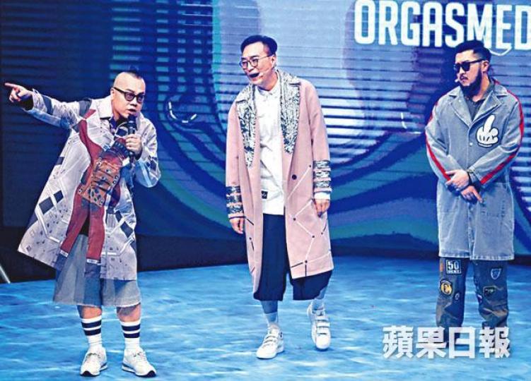(左起)彭浩翔、鄒凱光和劉翁三人首度合作演出,他們表示今次多得大家互相支持才成事。台下有人大叫回水,想不到彭浩翔等準備好水槍,即場「找數」。謝安琪前晚撇低老公與一對仔女,撐好友彭浩翔開棟篤笑。 (左起)彭浩翔、鄒凱光和劉翁三人首度合作演出,他們表示今次多得大家互相支持才成事。台下有人大叫回水,想不到彭浩翔等準備好水槍,即場「找數」。謝安琪前晚撇低老公與一對仔女,撐好友彭浩翔開棟篤笑。