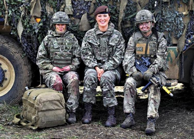 英軍首名女性坦克炮手狄克遜(中)和兩女兵前天參與陸上作戰示範。 美聯社 英軍首名女性坦克炮手狄克遜(中)和兩女兵前天參與陸上作戰示範。 美聯社