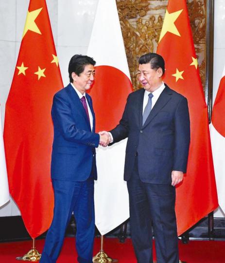 【昨日】習近平與安倍在釣魚台國賓館會晤。美聯社 【昨日】習近平與安倍在釣魚台國賓館會晤。美聯社