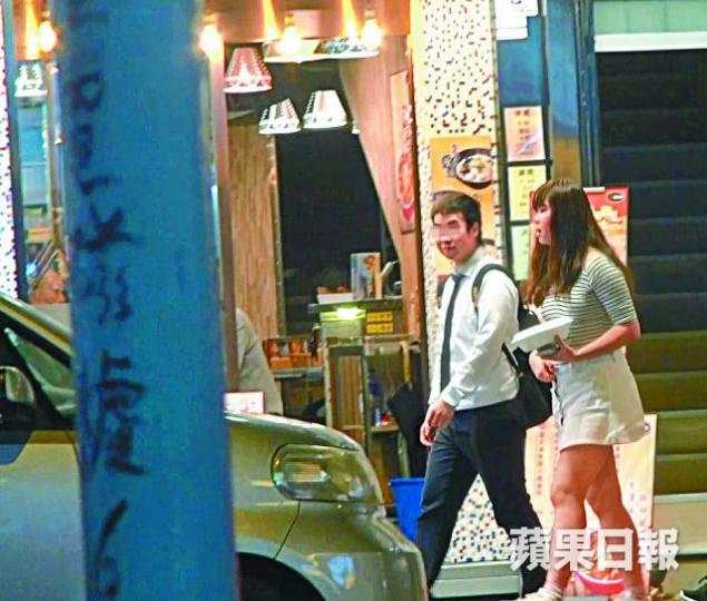 少女一晚約會多名男子到Café食飯,但每次只吃了數啖,就稱有急事要離開。阮 斌攝被騙網民指女方以靚女相(圖)做頭像,與真人相差甚遠。 少女一晚約會多名男子到Café食飯,但每次只吃了數啖,就稱有急事要離開。阮 斌攝被騙網民指女方以靚女相(圖)做頭像,與真人相差甚遠。