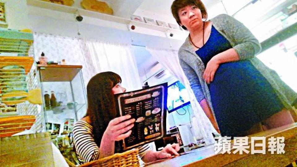 當記者與少女一坐下,少女便熟練地點菜。張 軍攝涉事Café門外貼滿客人照片,表面無甚麼異樣。 當記者與少女一坐下,少女便熟練地點菜。張 軍攝涉事Café門外貼滿客人照片,表面無甚麼異樣。