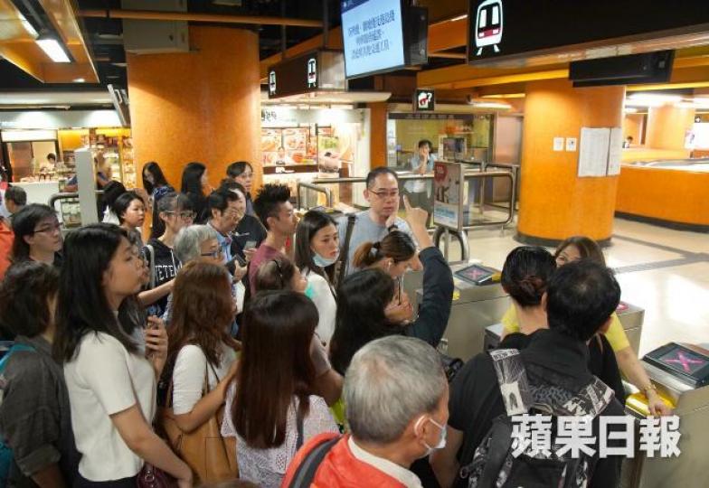 港鐵稱事故當日受影響車站的閘機已調校至特定模式,不會扣除乘客車資。資料圖片 港鐵稱事故當日受影響車站的閘機已調校至特定模式,不會扣除乘客車資。資料圖片