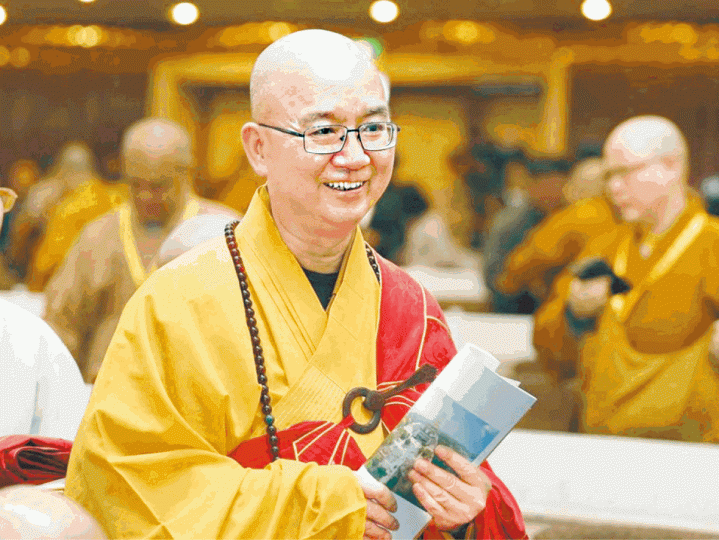 釋學誠利用極樂寺和龍泉寺等控制逾400名尼姑。莆田龍泉寺兩名小尼姑午時在天王殿前念經。 《蘋果》記者攝 釋學誠利用極樂寺和龍泉寺等控制逾400名尼姑。莆田龍泉寺兩名小尼姑午時在天王殿前念經。 《蘋果》記者攝