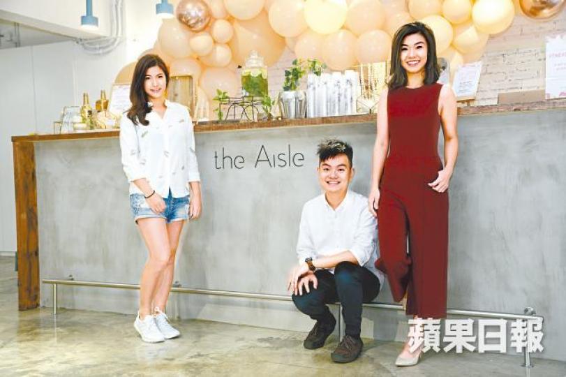 三個80後夾份開設共享婚禮工作坊,左起為老闆黃煒珊、陳鉑霖及黃詠然。有租戶提供婚紗租借服務,收費約4,000元。 三個80後夾份開設共享婚禮工作坊,左起為老闆黃煒珊、陳鉑霖及黃詠然。有租戶提供婚紗租借服務,收費約4,000元。