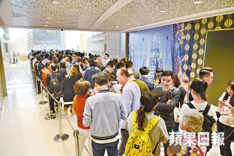 朗城滙售樓處僅於昨上午時段一度出現人龍。 朗城滙售樓處僅於昨上午時段一度出現人龍。