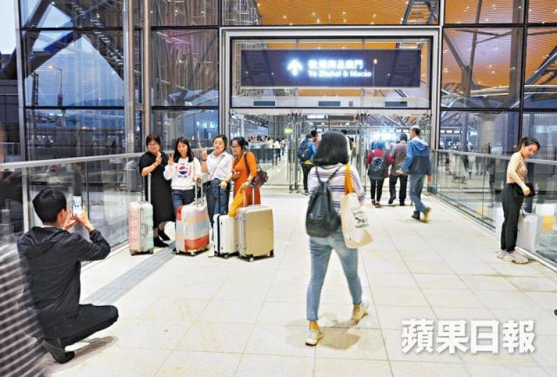 港珠澳大橋進入通車後首個周末,人流只及預期的不足兩成。 港珠澳大橋進入通車後首個周末,人流只及預期的不足兩成。