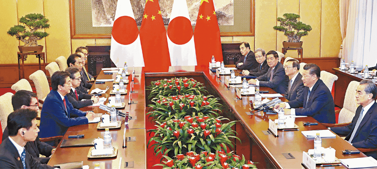 習近平前日與安倍會談後,雙方宣佈踏入中日關係新時代。安倍昨完成訪華行程回國。 習近平前日與安倍會談後,雙方宣佈踏入中日關係新時代。安倍昨完成訪華行程回國。