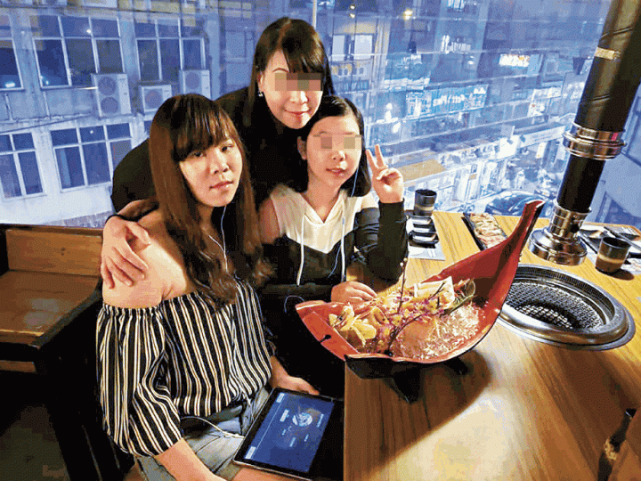 被踢爆為「美女飯局」拉客的Karen來自單親家庭,與母親及妹妹感情要好。互聯網另一名叫「阿嘉」的飯腳妹。 被踢爆為「美女飯局」拉客的Karen來自單親家庭,與母親及妹妹感情要好。互聯網另一名叫「阿嘉」的飯腳妹。