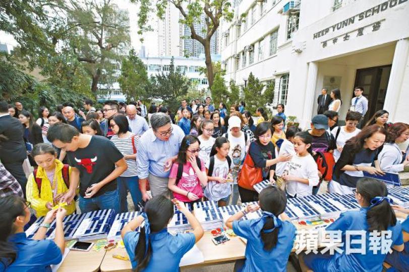 【3場簡介會4,600人參與】協恩中學昨舉辦3場中一入學簡介會,預料今年報考人數與去年的近2,000人相若,並表示會繼續讓所有申請者參加首輪面試。張志華攝陳先生帶同小六女兒出席簡介會。 【3場簡介會4,600人參與】協恩中學昨舉辦3場中一入學簡介會,預料今年報考人數與去年的近2,000人相若,並表示會繼續讓所有申請者參加首輪面試。張志華攝陳先生帶同小六女兒出席簡介會。