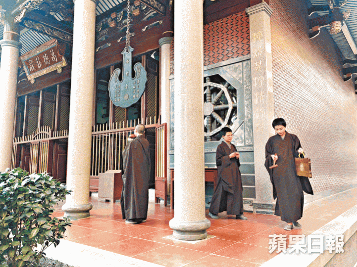身穿海青服的極樂寺居士參加晚典儀式。 《蘋果》記者攝 身穿海青服的極樂寺居士參加晚典儀式。 《蘋果》記者攝
