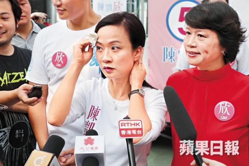 參與九西補選的陳凱欣(左)昨舉行集氣會,獲梁美芬(右)等建制派議員撐場。何家達攝 參與九西補選的陳凱欣(左)昨舉行集氣會,獲梁美芬(右)等建制派議員撐場。何家達攝