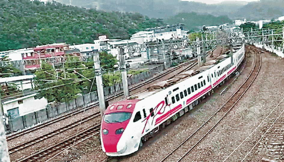 普悠瑪432次列車駛經新馬站時鳴長笛致哀。台灣《蘋果日報》台鐵死難者昨日舉行頭七法會,場面哀戚。台灣《蘋果日報》 普悠瑪432次列車駛經新馬站時鳴長笛致哀。台灣《蘋果日報》台鐵死難者昨日舉行頭七法會,場面哀戚。台灣《蘋果日報》
