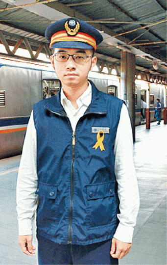台鐵車長繫上黃絲帶致意。 台鐵車長繫上黃絲帶致意。
