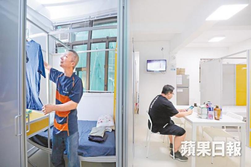 曾露宿街頭的黃先生(左)和阿森(化名)獲安排入住「友家」。王心義攝社協首個單身人士社會房屋共有4個單位,每單位改建成6個獨立房間。「友家」未改建前單位殘舊不堪。港大城市生態設計研究室提供圖片 曾露宿街頭的黃先生(左)和阿森(化名)獲安排入住「友家」。王心義攝社協首個單身人士社會房屋共有4個單位,每單位改建成6個獨立房間。「友家」未改建前單位殘舊不堪。港大城市生態設計研究室提供圖片
