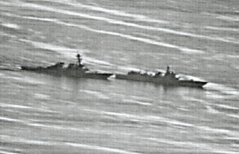 上月底,蘭州艦(右)在南海島礁附近驅離美艦。 上月底,蘭州艦(右)在南海島礁附近驅離美艦。