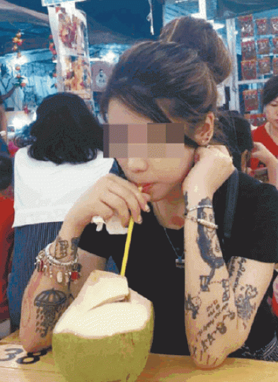 「美女飯局」老闆娘Ceci不但貌美,而且打扮前衞。事件曝光後,「唐三樓Café」昨無開門。「飯腳妹」Karen被踢爆一晚11次呃仔食飯。老闆娘Ceci(左)與女經理HT。 「美女飯局」老闆娘Ceci不但貌美,而且打扮前衞。事件曝光後,「唐三樓Café」昨無開門。「飯腳妹」Karen被踢爆一晚11次呃仔食飯。老闆娘Ceci(左)與女經理HT。