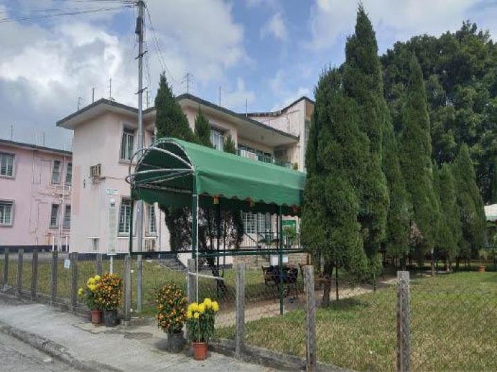 兒子決意不再讓媽媽獨居,着手安排媽媽入住家居附近一間質素不錯的老人院舍,以方便照顧。 兒子決意不再讓媽媽獨居,着手安排媽媽入住家居附近一間質素不錯的老人院舍,以方便照顧。