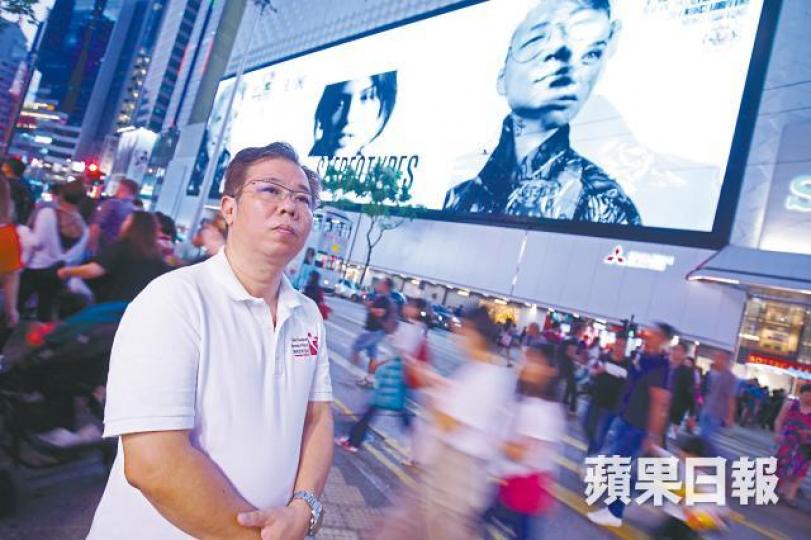 與社會脫軌多年,張文達至今仍在適應急促的社會步伐。年少時的張文達是幾間金融公司董事,生活紙醉金迷。善牧助更生協會在長沙灣租了一個約600呎單位,有6個宿位給有需要的更生人士短期內以低價租住。受訪者提供相片這是相簿裏唯一一張張文達兒子的照片。當時張已經被捕,抱着兒子的並非他本人。 與社會脫軌多年,張文達至今仍在適應急促的社會步伐。年少時的張文達是幾間金融公司董事,生活紙醉金迷。善牧助更生協會在長沙灣租了一個約600呎單位,有6個宿位給有需要的更生人士短期內以低價租住。受訪者提供相片這是相簿裏唯一一張張文達兒子的照片。當時張已經被捕,抱着兒子的並非他本人。