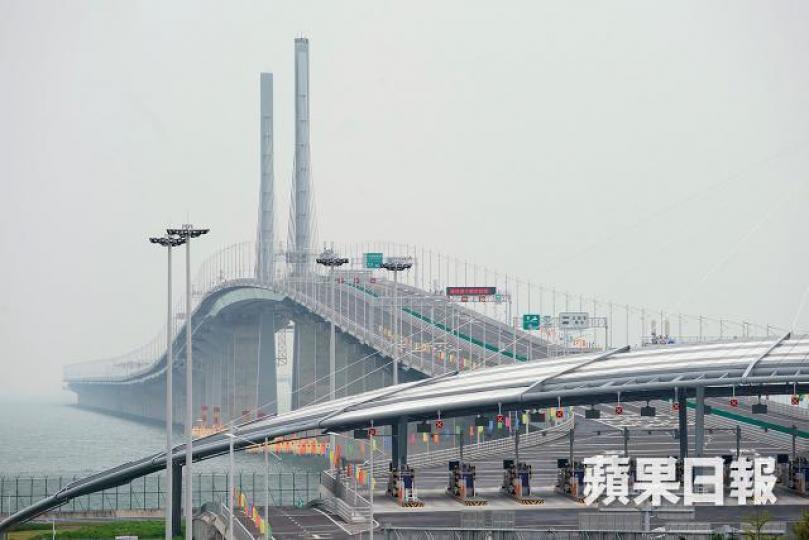 港珠澳大橋通車,大陸旅客的反應大都是興奮、驕傲,但香港人卻有一種揮不開的被入侵感覺。 資料圖片 港珠澳大橋通車,大陸旅客的反應大都是興奮、驕傲,但香港人卻有一種揮不開的被入侵感覺。 資料圖片