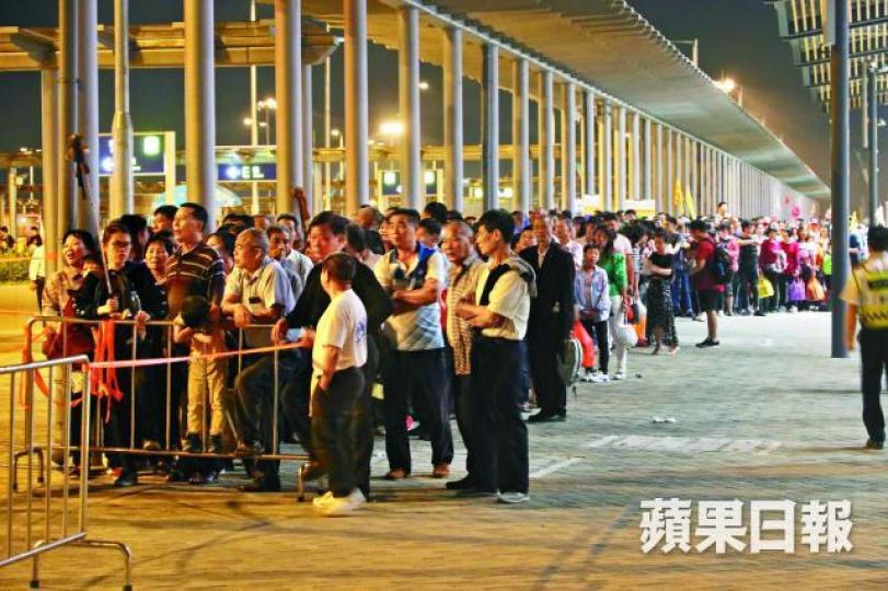 【香港】大批旅客昨傍晚在香港口岸排隊等乘金巴回內地。溫瑞麟攝【澳門】逾千名旅客昨晚打蛇餅排隊苦候金巴。【珠海】昨早大批乘客在珠海口岸等候上金巴,有人稱要等一小時才上到車。讀者提供圖片 【香港】大批旅客昨傍晚在香港口岸排隊等乘金巴回內地。溫瑞麟攝【澳門】逾千名旅客昨晚打蛇餅排隊苦候金巴。【珠海】昨早大批乘客在珠海口岸等候上金巴,有人稱要等一小時才上到車。讀者提供圖片