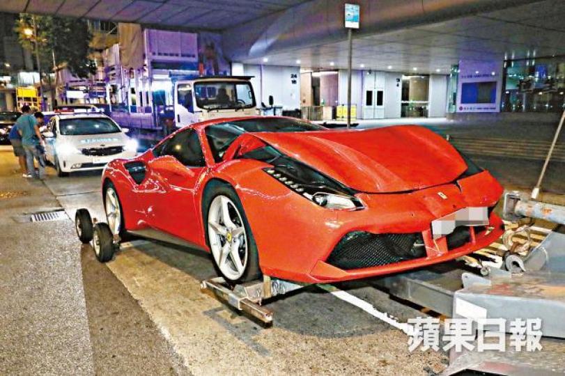 法拉利跑車車頭冚被撞至摺起。 法拉利跑車車頭冚被撞至摺起。