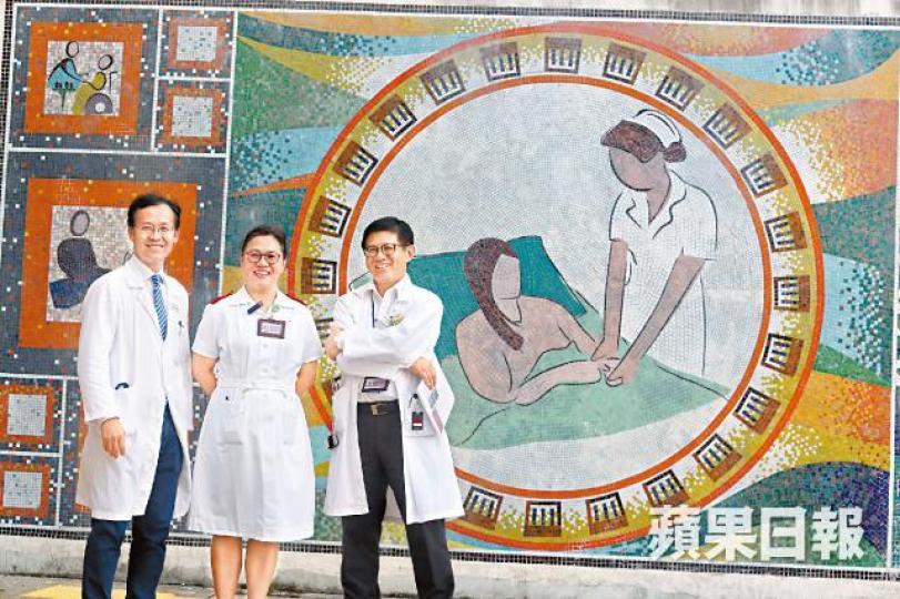 左起:李耿淵、曾小玲和何曉輝都在「女王醫院」服務逾四分一世紀,不捨QE離開佐敦。易仰民攝六十年代的伊院。政府新聞處圖片1959年菲臘親王來港為伊院主持奠基儀式。1963年啟用後的病房面貌,病床亦是最傳統的鐵床。七十年代保障病人私隱概念尚未抬頭,同一診症室容納多名醫生及病人。1960年落成的伊院護士學校,初時全體學生需穿護士服上課。政府新聞處圖片過去數十年多次醫護爭取人手及薪酬行動,均在伊院舉行。1980年代病房內外仍然滿是帆布床,護士蹲在走廊照顧病人。伊院提供圖片 左起:李耿淵、曾小玲和何曉輝都在「女王醫院」服務逾四分一世紀,不捨QE離開佐敦。易仰民攝六十年代的伊院。政府新聞處圖片1959年菲臘親王來港為伊院主持奠基儀式。1963年啟用後的病房面貌,病床亦是最傳統的鐵床。七十年代保障病人私隱概念尚未抬頭,同一診症室容納多名醫生及病人。1960年落成的伊院護士學校,初時全體學生需穿護士服上課。政府新聞處圖片過去數十年多次醫護爭取人手及薪酬行動,均在伊院舉行。1980年代病房內外仍然滿是帆布床,護士蹲在走廊照顧病人。伊院提供圖片