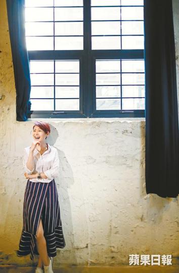 在《無雙》中演滄桑女警,表現令人眼前一亮。周家怡(右)在港視《導火新聞線》的硬朗演出引來莊文強注意。 在《無雙》中演滄桑女警,表現令人眼前一亮。周家怡(右)在港視《導火新聞線》的硬朗演出引來莊文強注意。