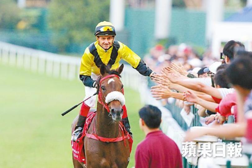 贏得在港第1,800場頭馬後,韋達與馬迷擊掌慶祝。譚日華攝韋達昨在跑馬地馬場第九場賽事策騎「軍民歡」取勝。 贏得在港第1,800場頭馬後,韋達與馬迷擊掌慶祝。譚日華攝韋達昨在跑馬地馬場第九場賽事策騎「軍民歡」取勝。