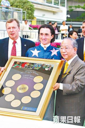2008年韋達憑「十則圍之」勝出在港第1,000場頭馬。 2008年韋達憑「十則圍之」勝出在港第1,000場頭馬。