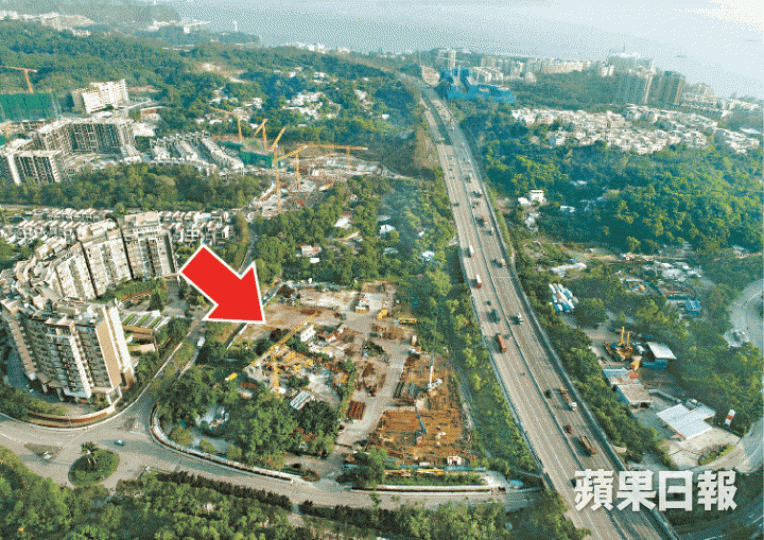 新地及興勝創建合作發展的屯門掃管笏地皮(箭嘴示),獲城規會批准改劃,可建逾千單位。何柏佳攝興勝創建主席查懋聲中信董事長常振明本地研究社成員楊夏至批評政府將土地「送畀發展商起樓」。中信泰富在元朗洪水橋一幅近40萬呎的地皮(箭嘴示),曾申請改劃為住宅甲類用途,遭城規會否決。新地的上水古洞南地皮(箭嘴示),向城規會申請改劃為綜合發展區不果。 新地及興勝創建合作發展的屯門掃管笏地皮(箭嘴示),獲城規會批准改劃,可建逾千單位。何柏佳攝興勝創建主席查懋聲中信董事長常振明本地研究社成員楊夏至批評政府將土地「送畀發展商起樓」。中信泰富在元朗洪水橋一幅近40萬呎的地皮(箭嘴示),曾申請改劃為住宅甲類用途,遭城規會否決。新地的上水古洞南地皮(箭嘴示),向城規會申請改劃為綜合發展區不果。