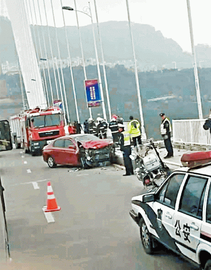 私家車與巴士對撞後,私家車車頭損毀,巴士墮入長江。救援人員派出小船參與搜救工作。萬州市民主要靠巴士代步。 私家車與巴士對撞後,私家車車頭損毀,巴士墮入長江。救援人員派出小船參與搜救工作。萬州市民主要靠巴士代步。