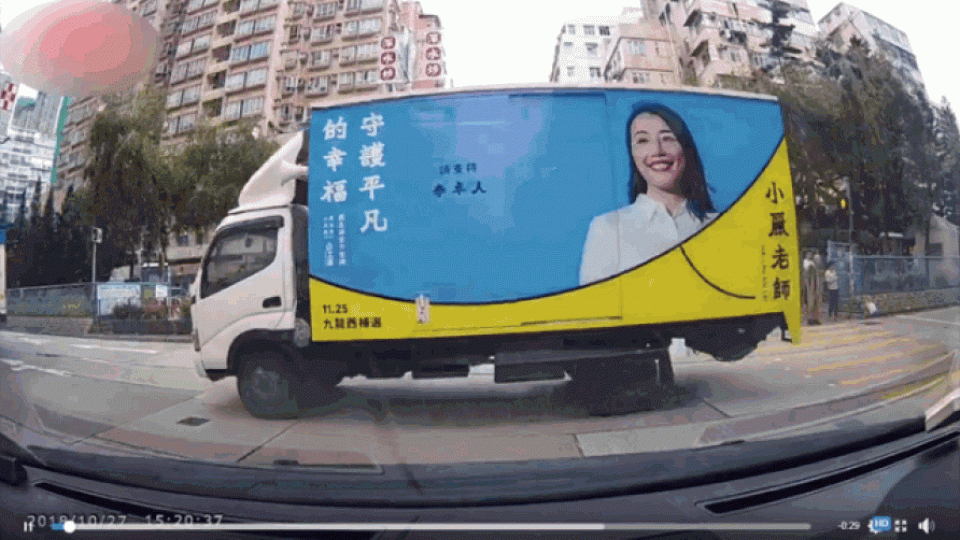 李卓人的宣傳車被拍到到衝紅燈。 李卓人的宣傳車被拍到到衝紅燈。